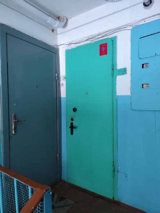 Металическая дверь , центре.