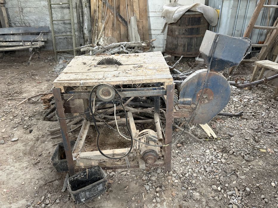 Circula lemne cu motor si moara