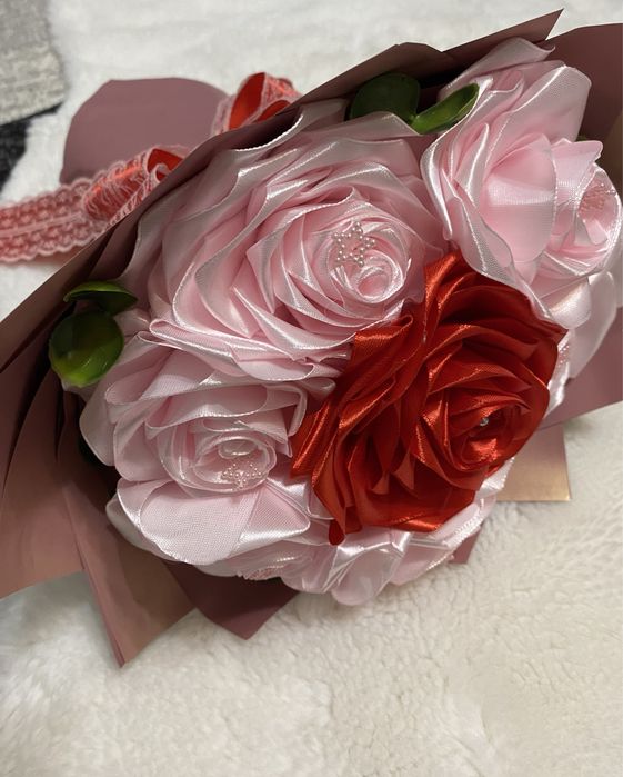 Trandafiri de satin, flori