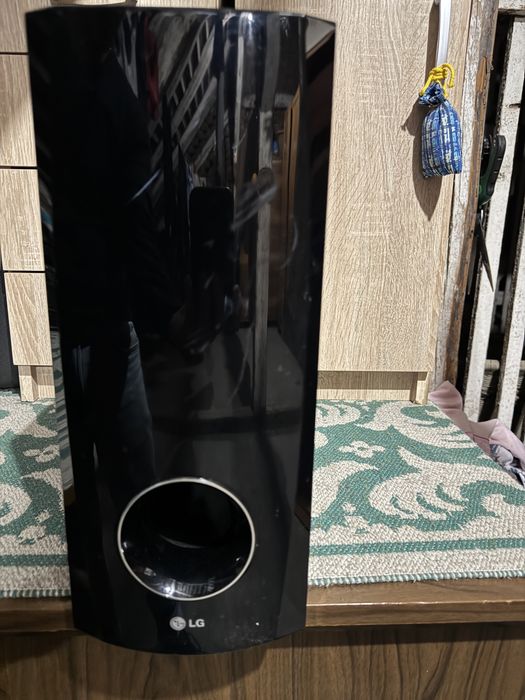 Subwoofer LG in stare buna de functionare cu o putere totala de 150w