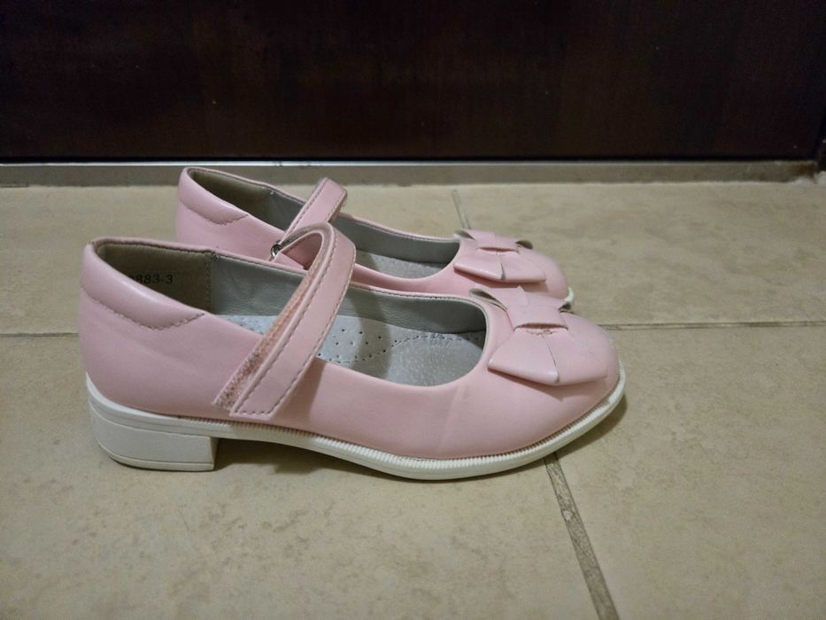 Продавам 3 цифта детски обувки