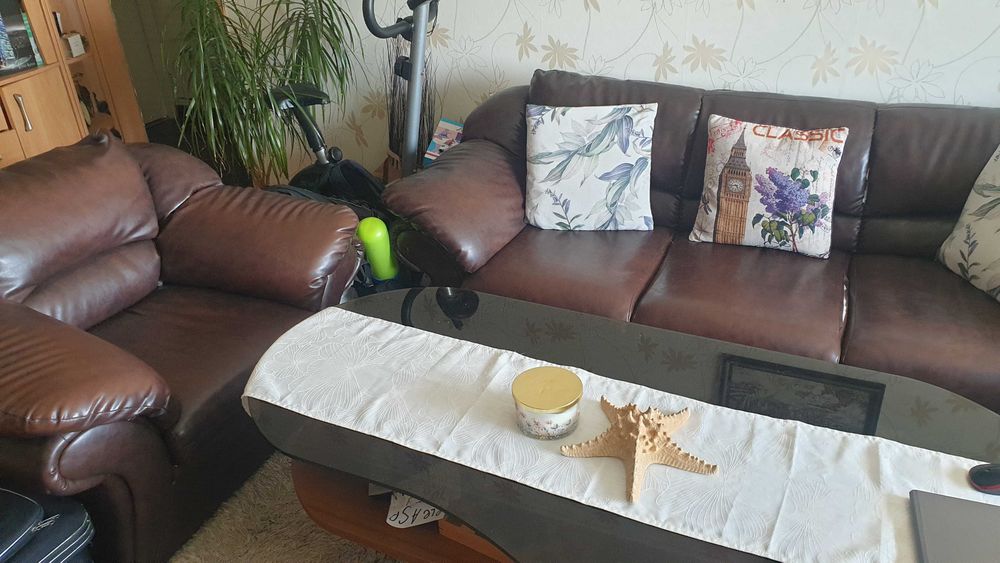 Кожена холна гарнитура състояща се от троен диван, двоен и фотьойл