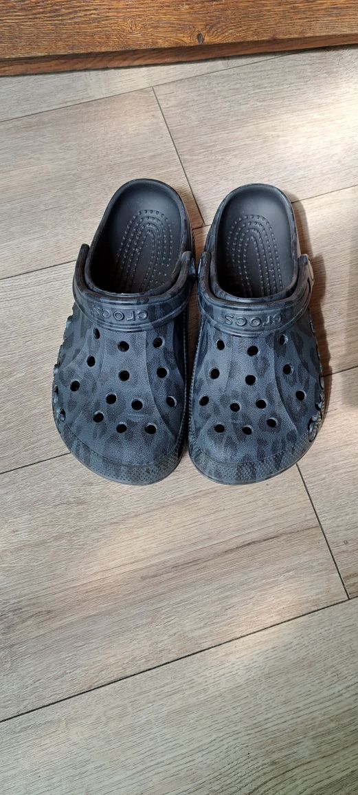 Papuci Crocs și rechin noi