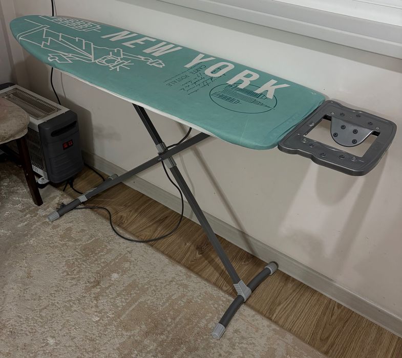 Гладильная доска Nika, подставкой и розеткой для утюга, регулируемая.