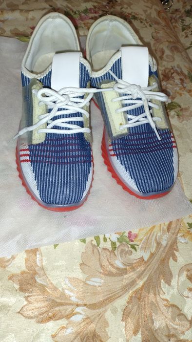 Обувани са веднъж , в пробната на магазина ;)