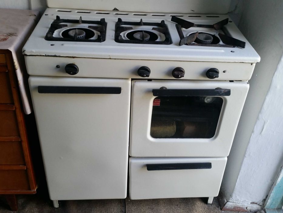 Продам газплиту и швейную машину
