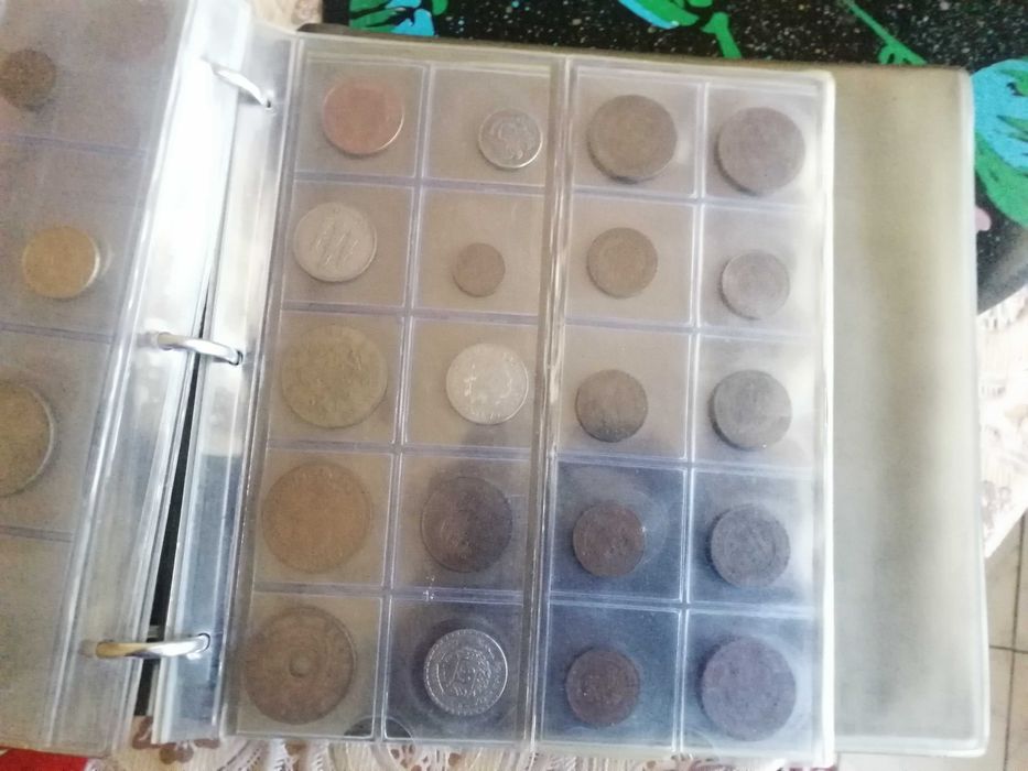 Албум с монети продавам