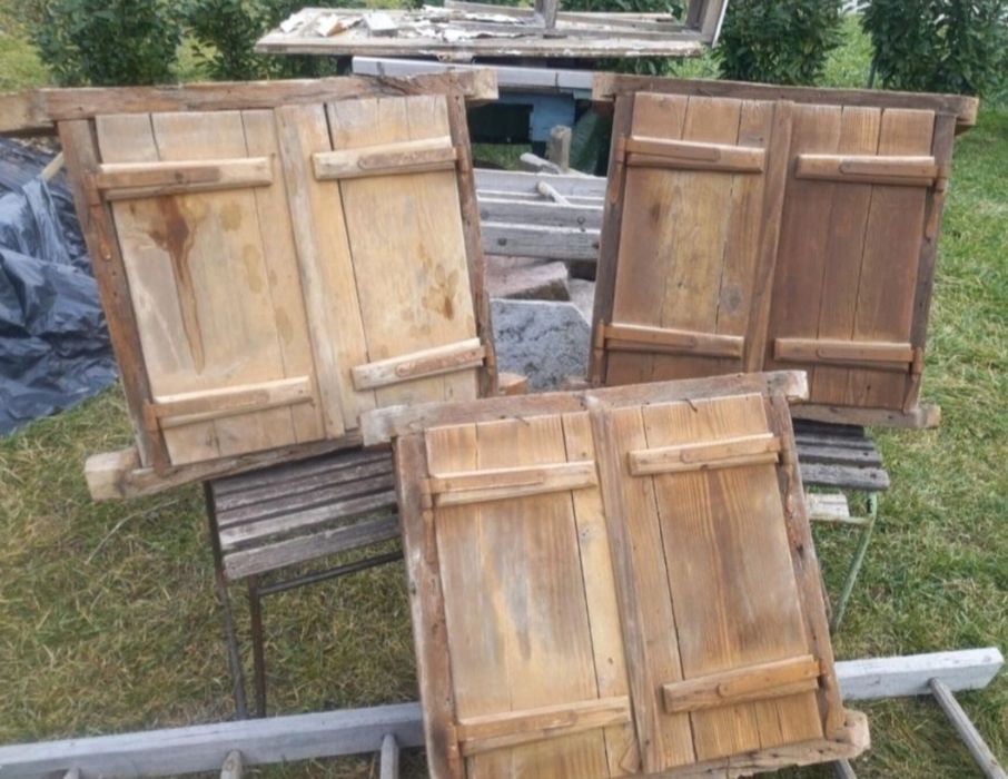 Vitrină de biblioteca Lingel 100de ani.fereastra masa diverse din lemn