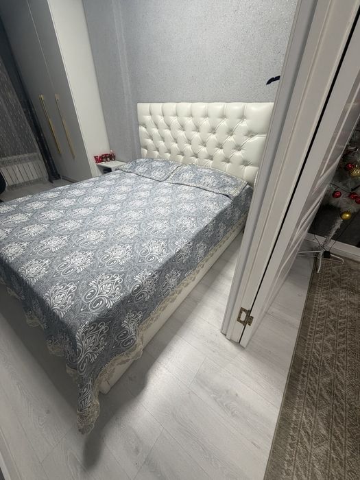 Продам покрывало с наволочками на двухспальную кровать