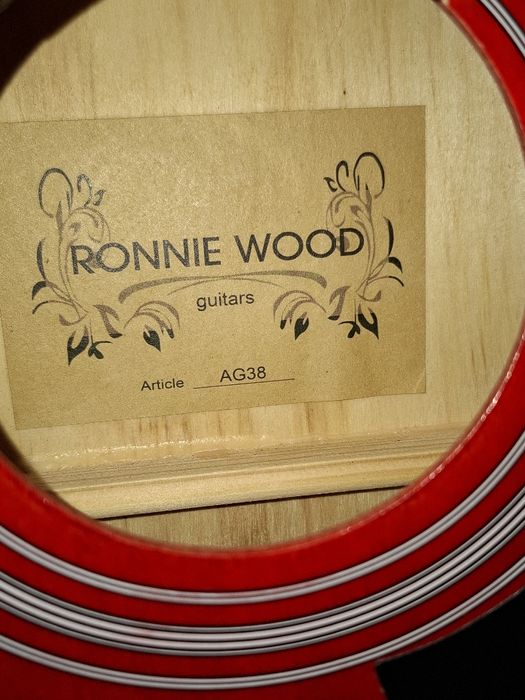 Гитара в очень хорошем состоянии,без струн.Использовали 2-3 раза.