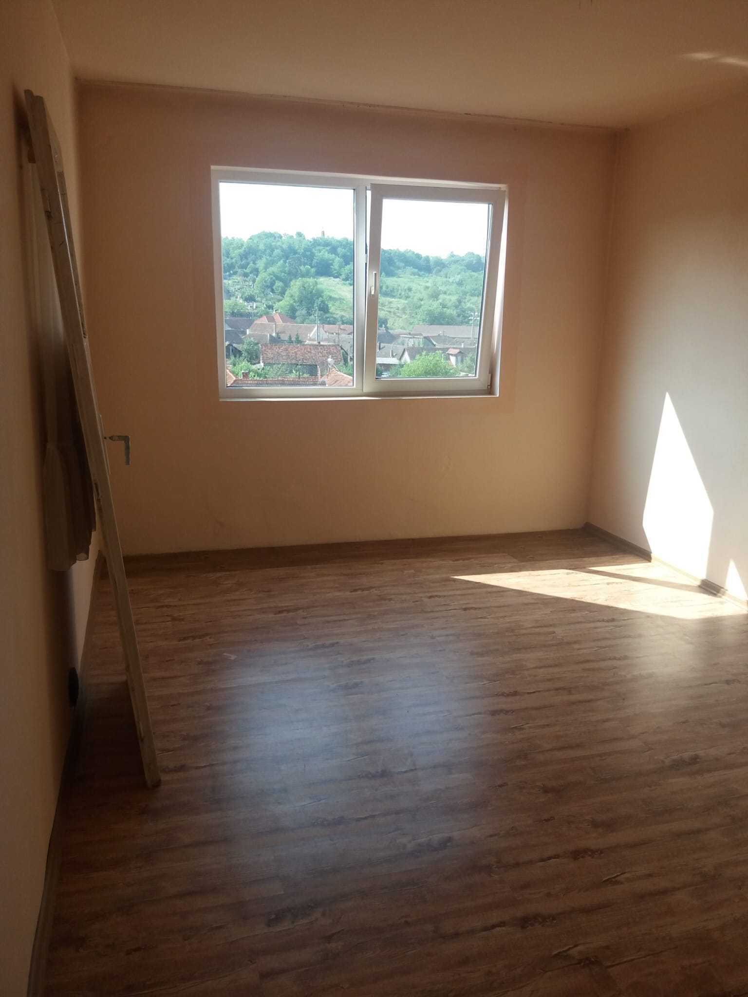 Apartament cu doua camere, 55 mp + balcon, Lipova