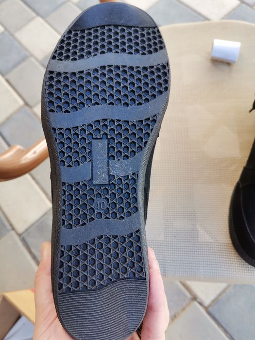 Vând ghete dama, noi, mărimea 40.