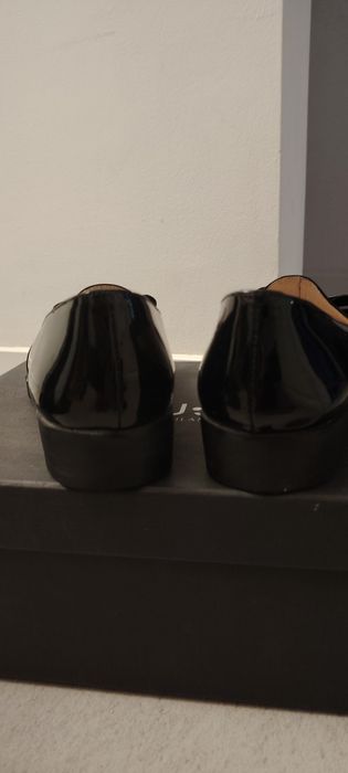 Дамски обувки тип пантофки.