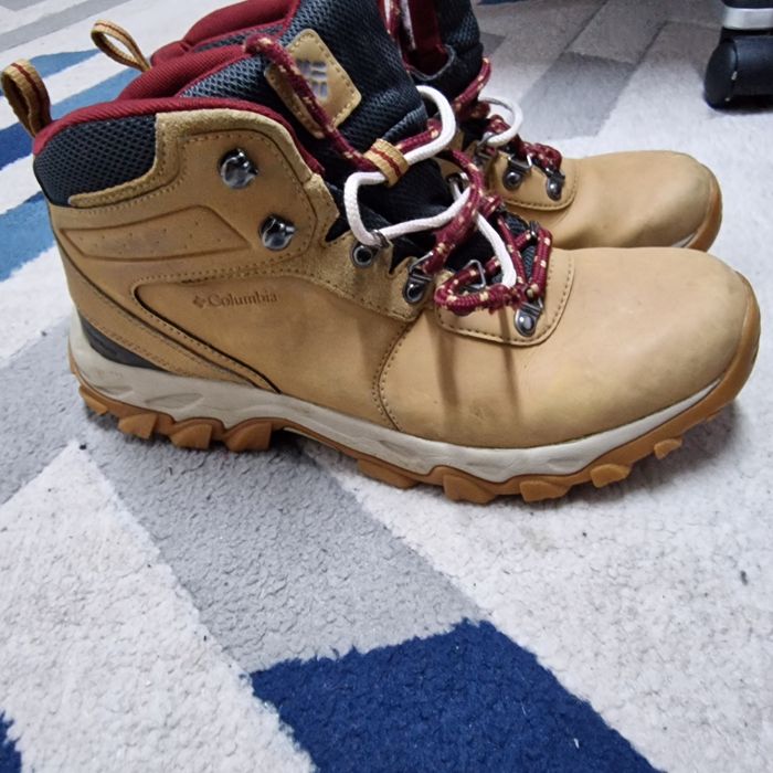 Vând bocanci marimea 42