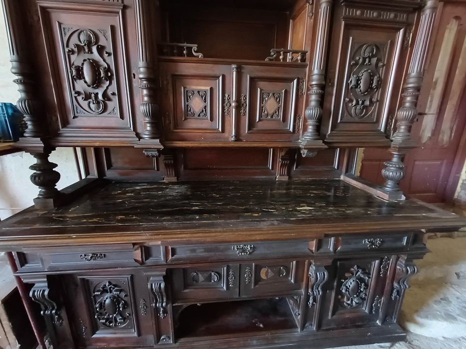 Vând credent lemn masiv,sculptat..