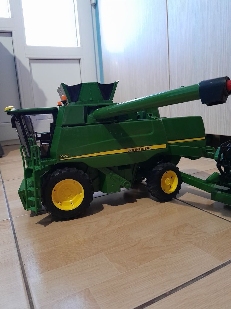 Vând Combină John Deere .