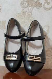 Pantofi negri pentru fetițe