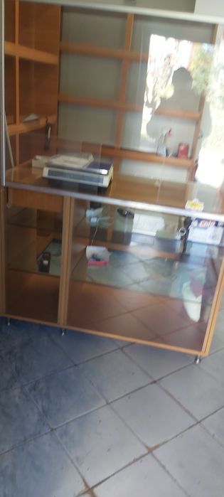 Vând 2 vitrine frigorifice, cantar electronic 3 rafturi de lemn .