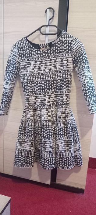 Vand rochii mărimea S  100 lei toate