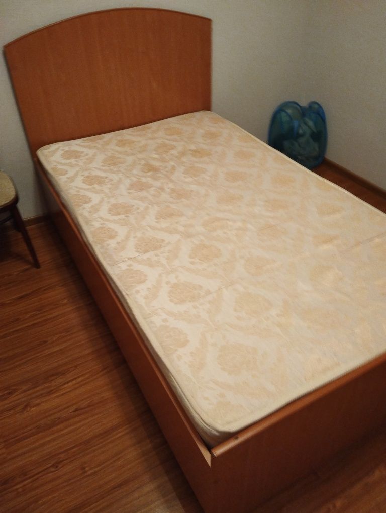 Продам кровать с матрасом