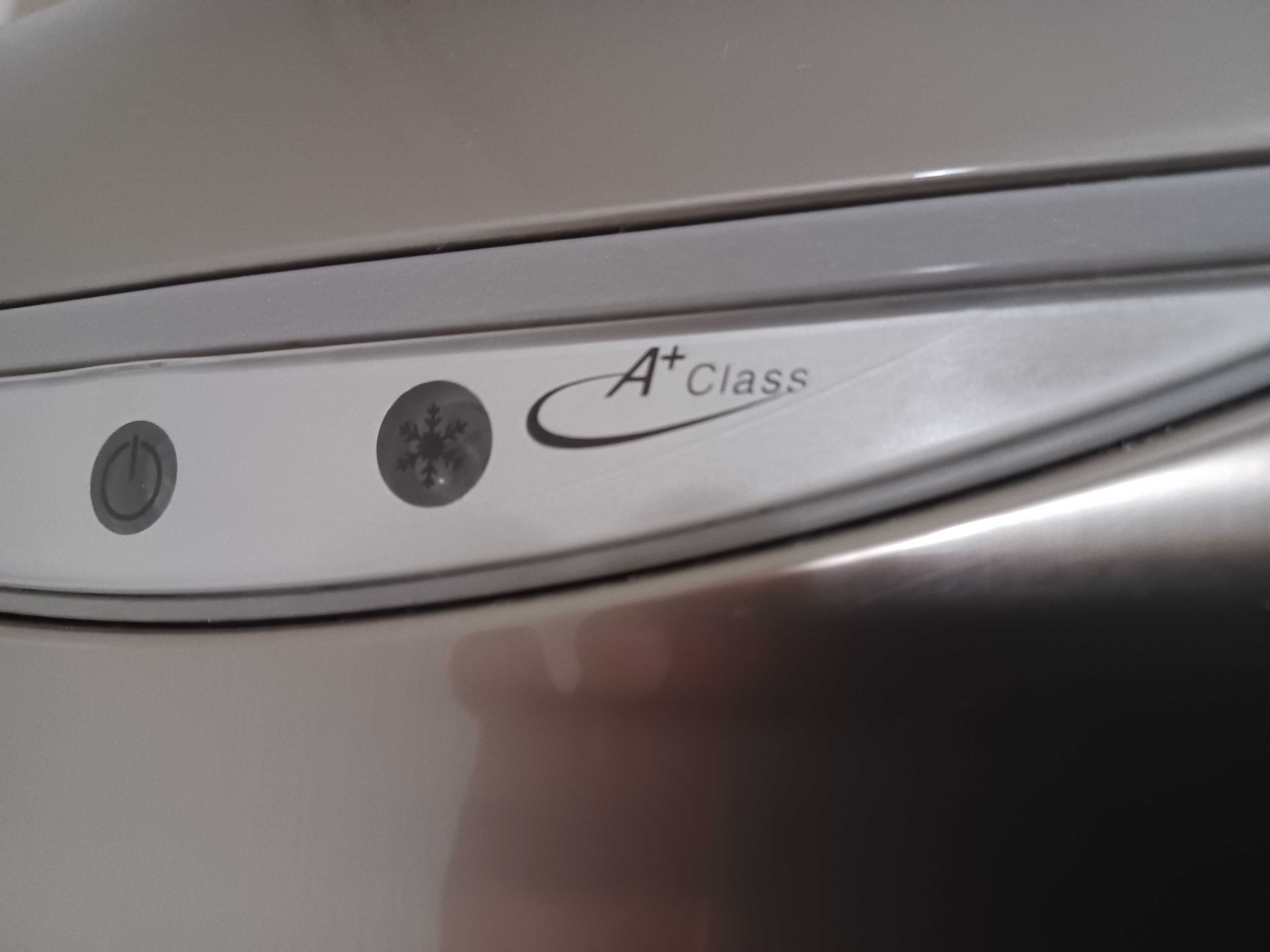Хладилник с Фризер Ariston A+ 201cm