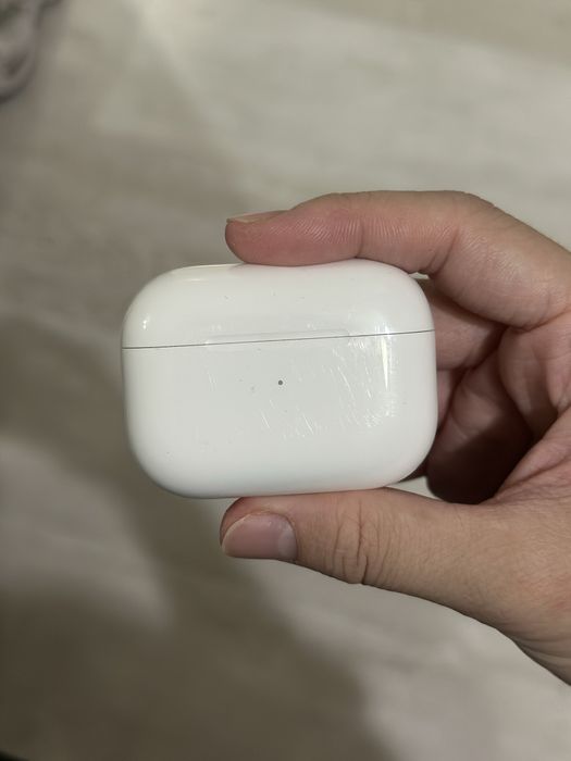 кейс от Airpods pro 2, потерял два наушника, носил полгода всего