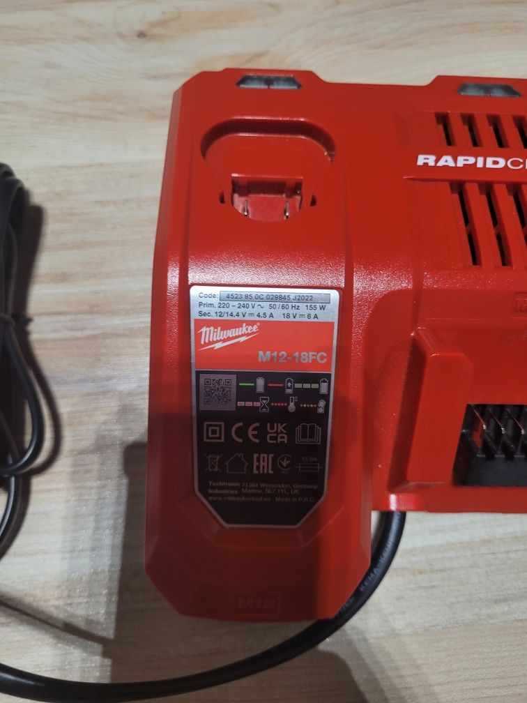 Set milwaukee 18v incarcator + baterie 5 ah