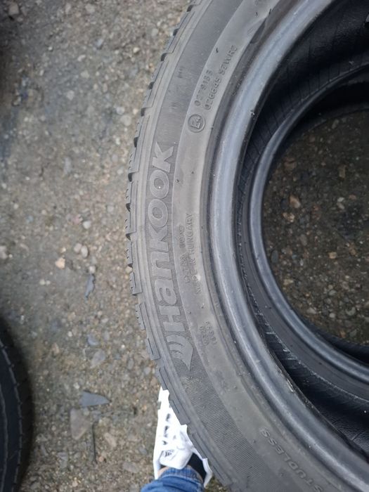 Vand 2 anvelope 215 45 16 hankook de iarna