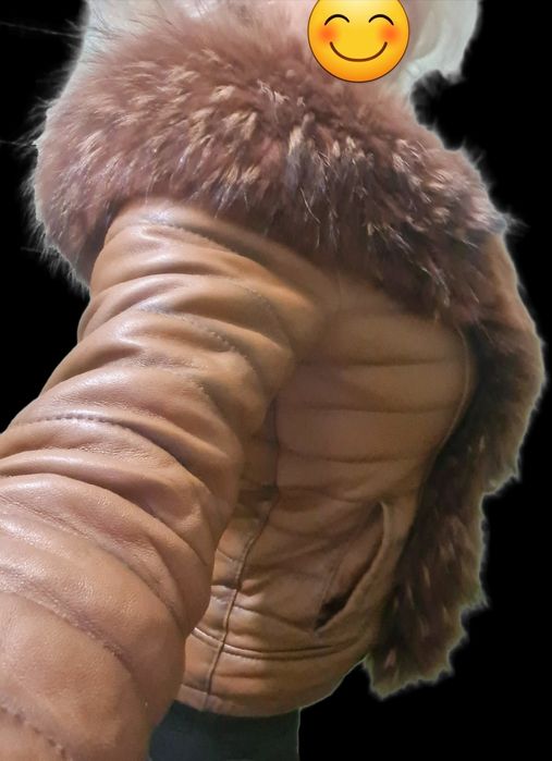 Дамско яке,от естествена кожа ,с богата яка-качулка с естествен косъм