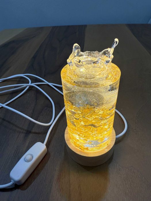 Авангардна декоративна лампа с монета от 1 лев във водата