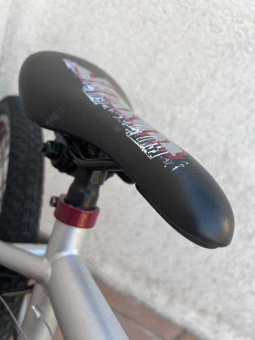 Vând bicicletă BMX DHS