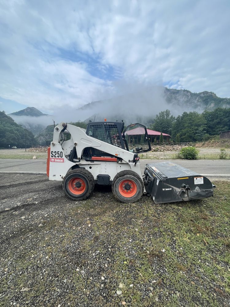 bobcat de inchiriat 3.5t cupa/lame/perie asfalt