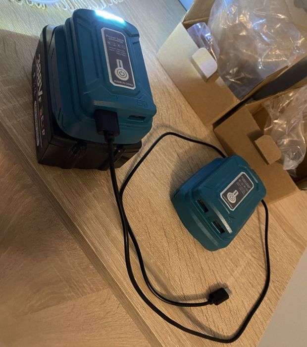 Adaptor cu lanterna si 2 porturi usb compatibil cu acumularori Makita