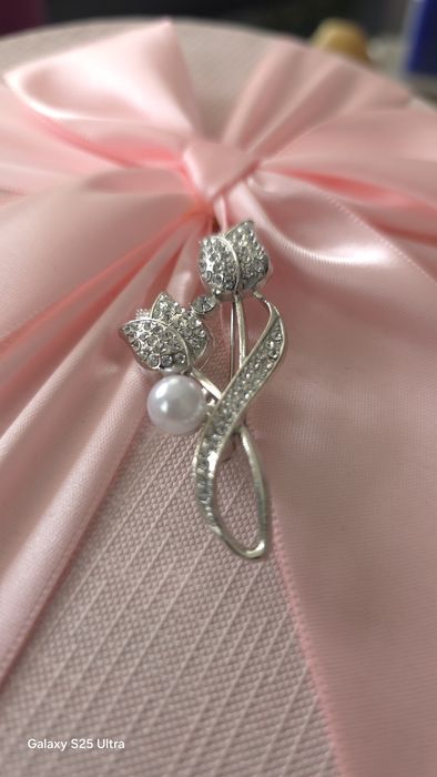 Дамски красиви брошки