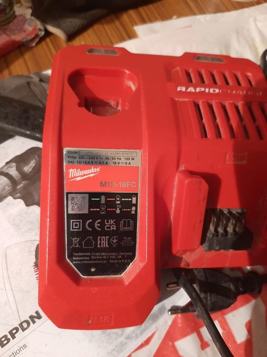 Milwaukee încărcat rapid.