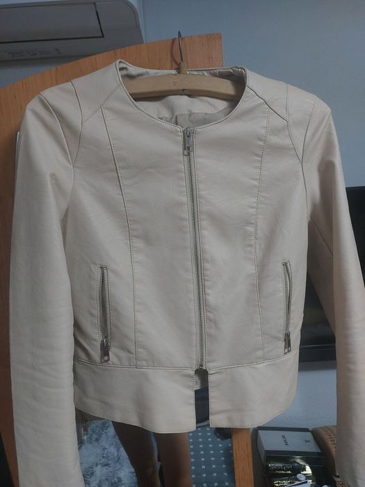 Бежово яке от изкуствена кожа