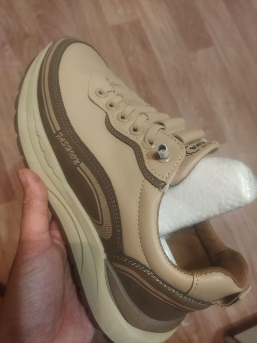 Кроссовки женские