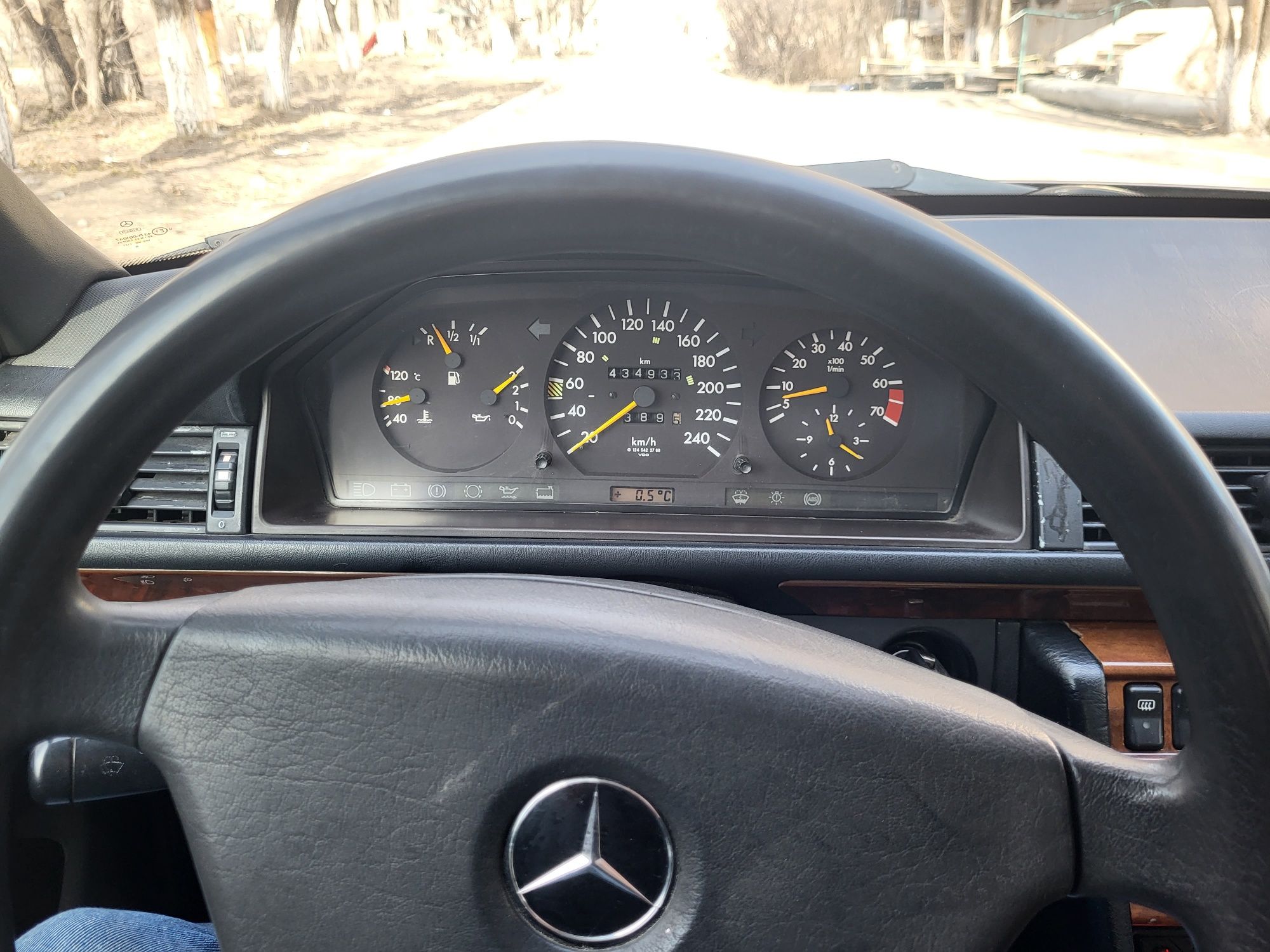Mercedes-Benz 260e