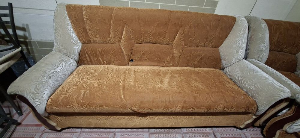 Диван и кресло в комнате