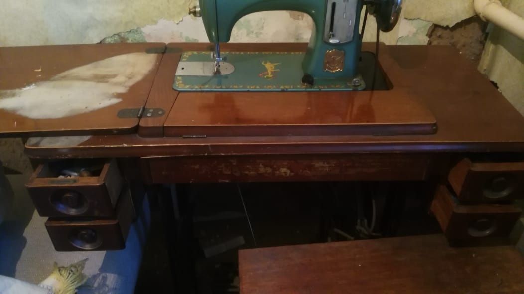 Швейная машина ножная, старого образца, с ножным приводом.