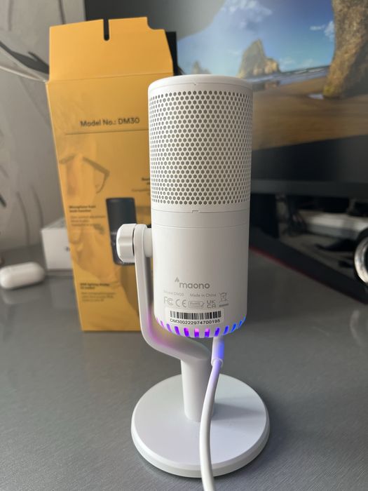 Микрафон белый с подсветкой