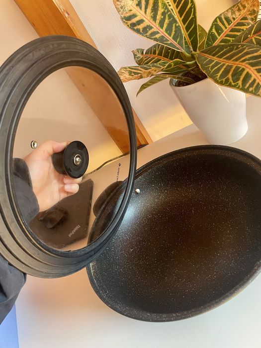 Тиган с незалепващо покритие със стъклен капак (28см)