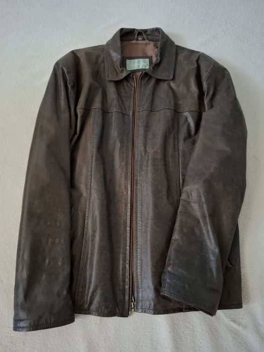 Bună ziua .Vând o geaca de piele ,și un cojoc