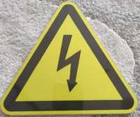 Знак осторожно электрическое напряжение
