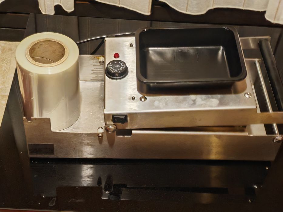 Aparat de ambalat caserole alimentare