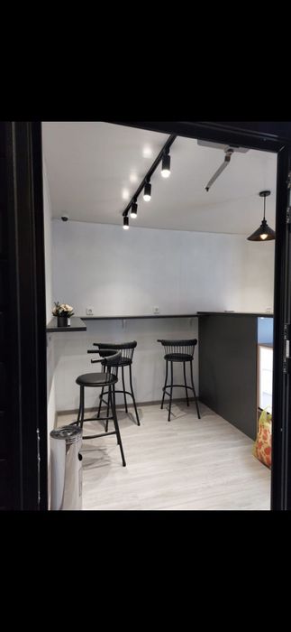 Барный стол и барные стулья