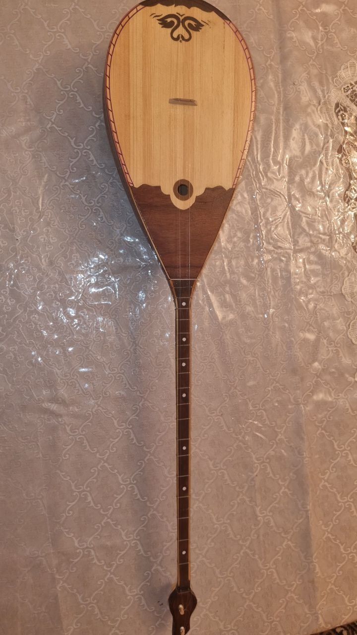 Домбра,казахский национальный инструмент