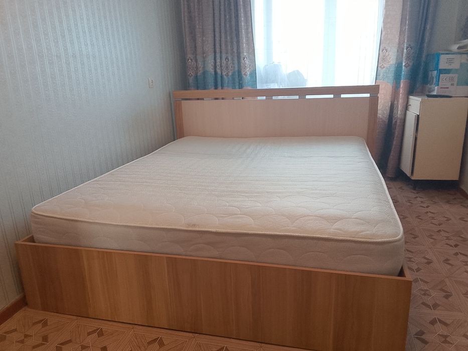 Двуспальная кровать с матрасом.
