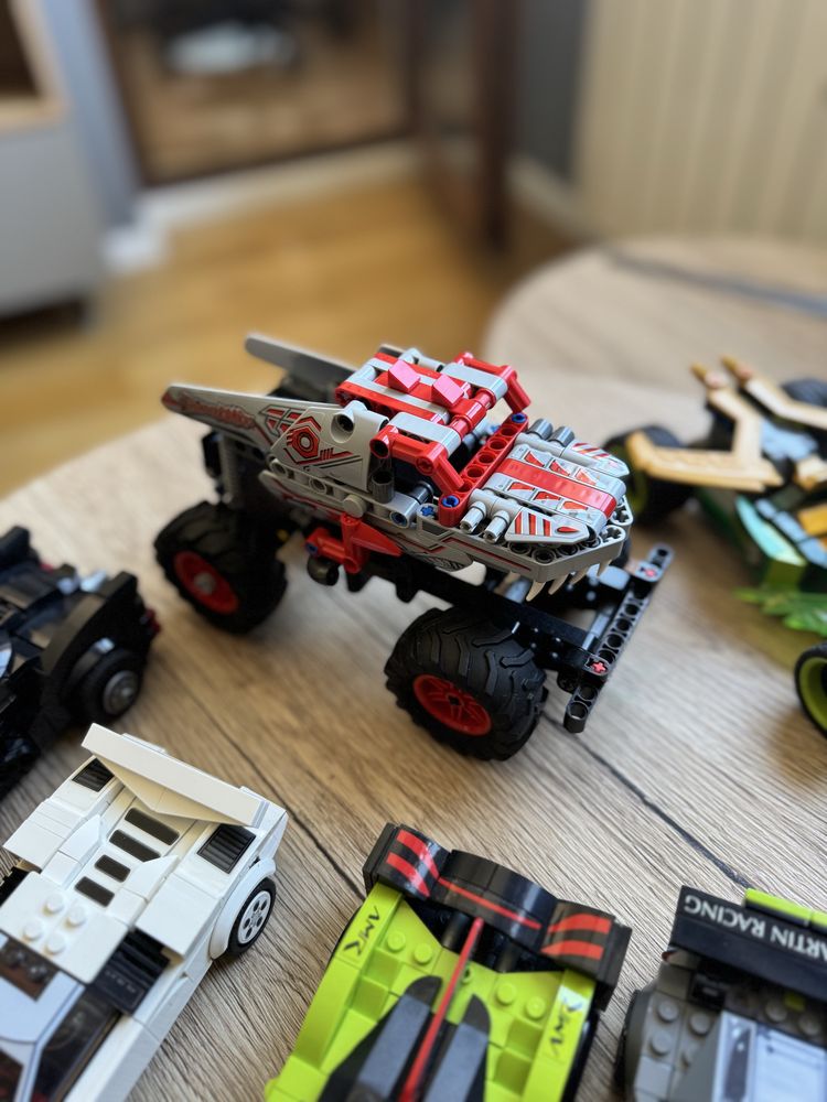 Продавам колекция от 6 колички LEGO