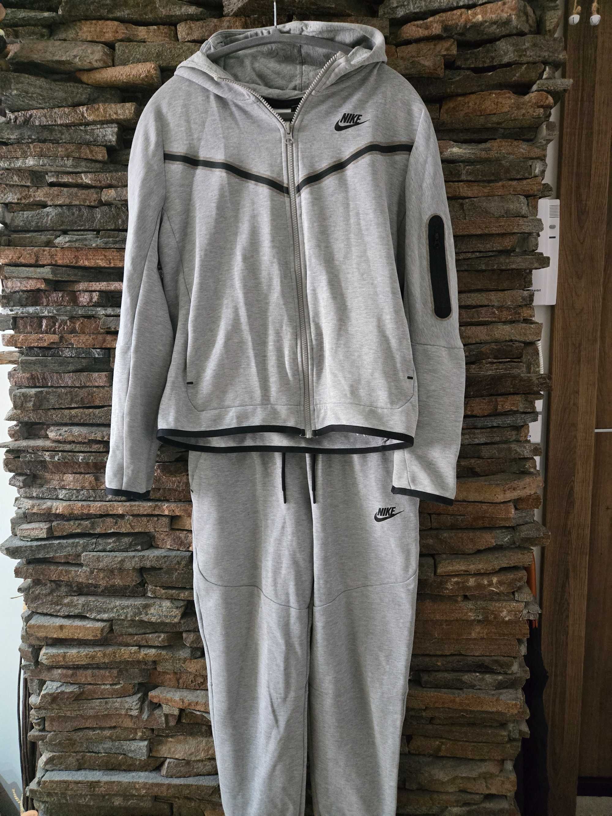 Детски анцунг Nike tech, Перфектно състояние, 13-15 години, Оригинален